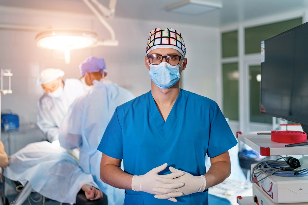 Chirurg przygotowujący się do konsultacji lub zabiegu chirurgicznego