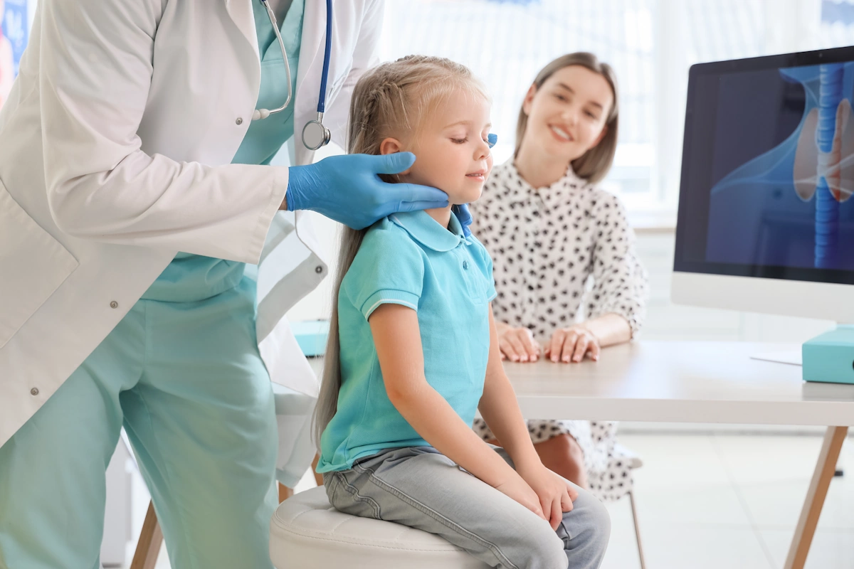 Endokrynolog prowadzący konsultację z pacjentką w gabinecie lekarskim