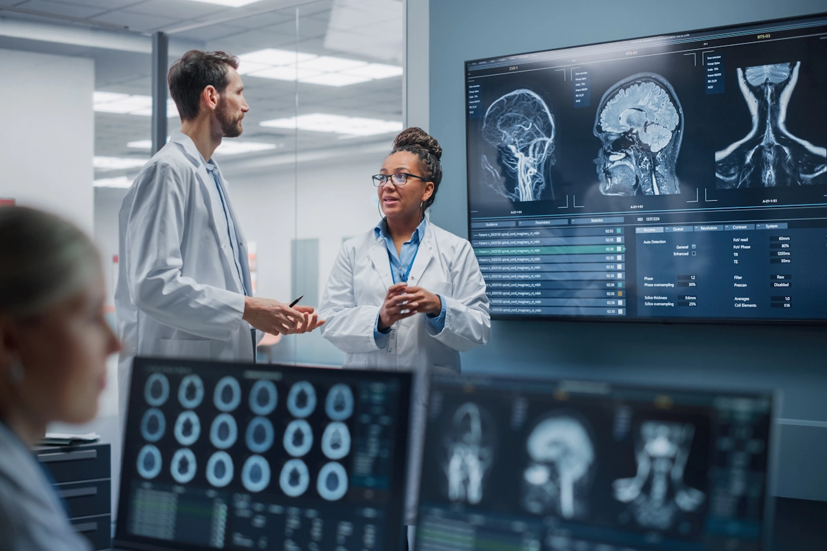 Neurolog prowadzący konsultację z pacjentem w gabinecie neurologicznym Neurolog prowadzący konsultację z pacjentem w gabinecie neurologicznym