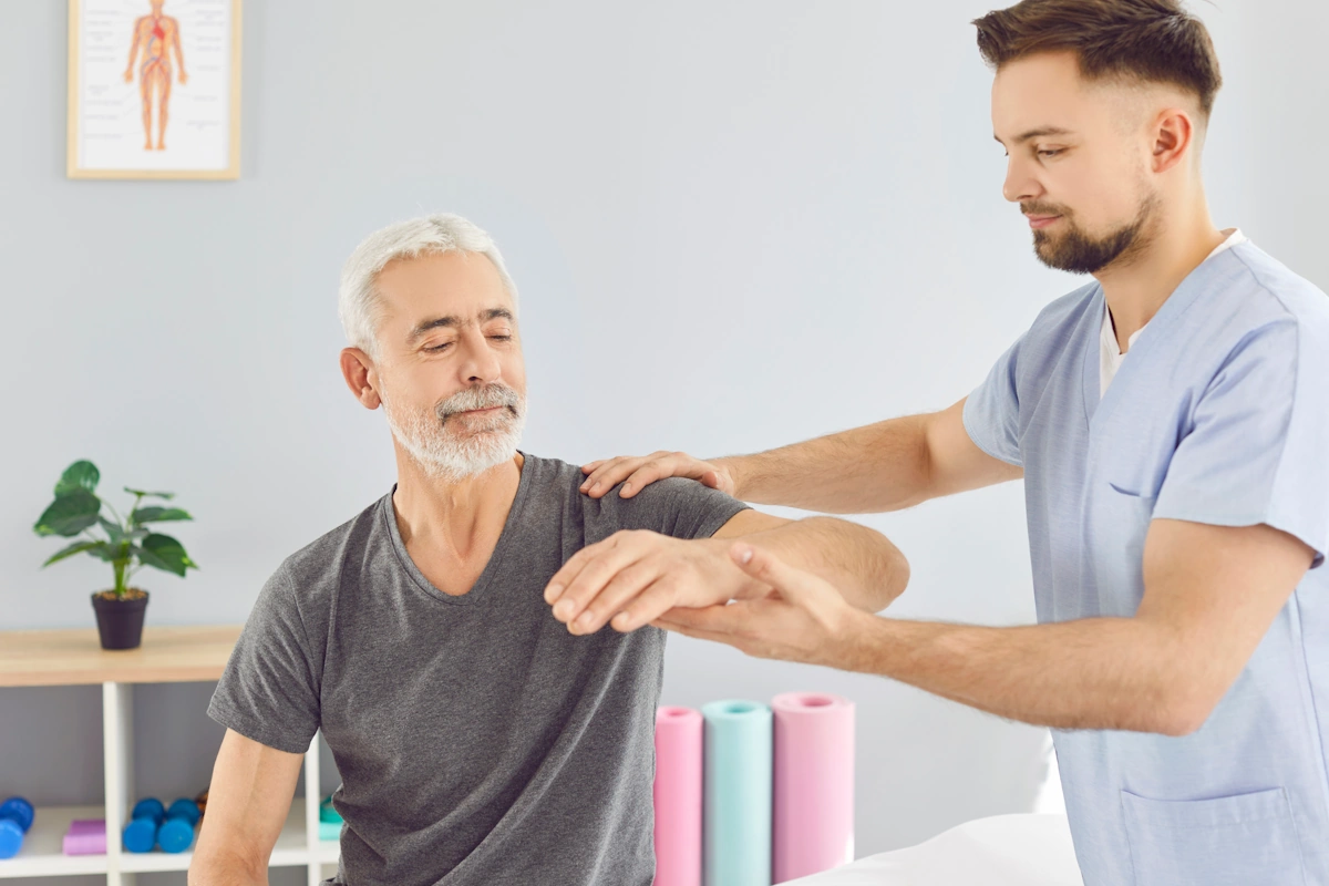 Ortopeda omawiający wyniki badań układu kostno-stawowego z pacjentem Ortopeda omawiający wyniki badań układu kostno-stawowego z pacjentem